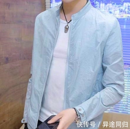 『北京』再强调一次:三伏天别穿“圆领衫”!瞧北京爷们穿,走路都拉风帅