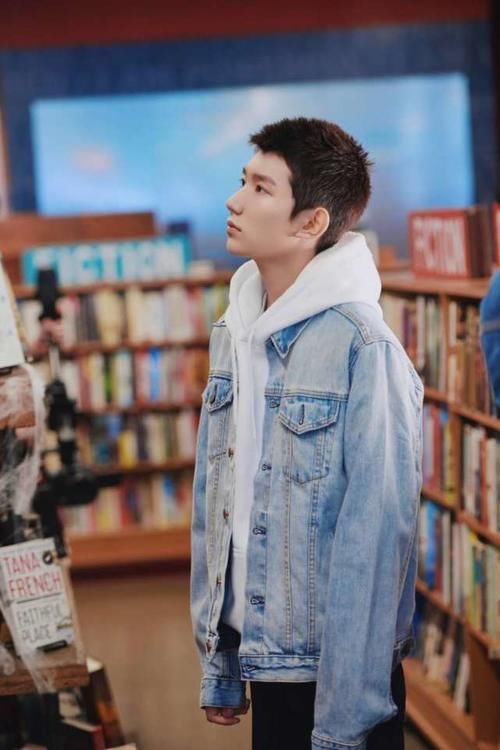  『棒球服』白色卫衣的5种穿法，时尚又好看，我只学会了3种，那你呢？