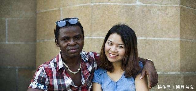 非洲女孩第一次来中国旅游,买“矿泉水”后吓得手抖,是何原因