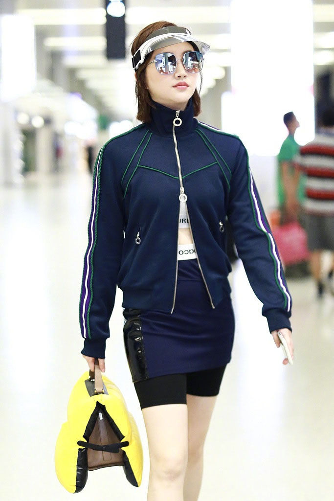 欣赏不来!景甜运动短裙配打底短裤，网友:有点一言难尽