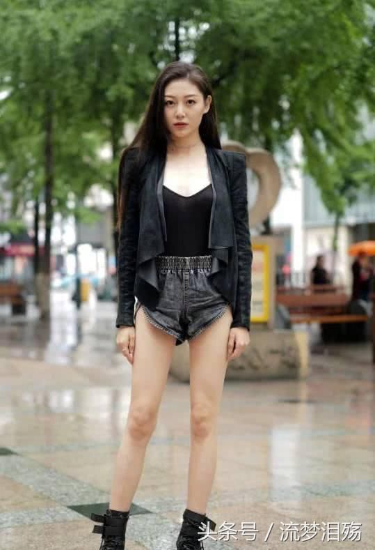 路人街拍，姑娘穿上白色长裙后很有古典美女的那种安静淑女感