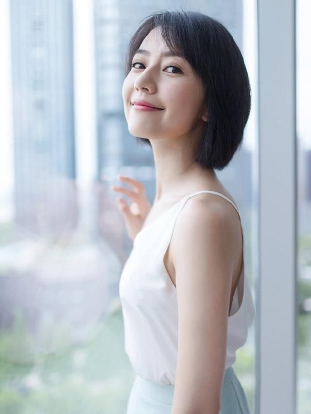 高圆圆换新发型，短发配吊带衫真减龄，网友：防腐剂般的美貌！