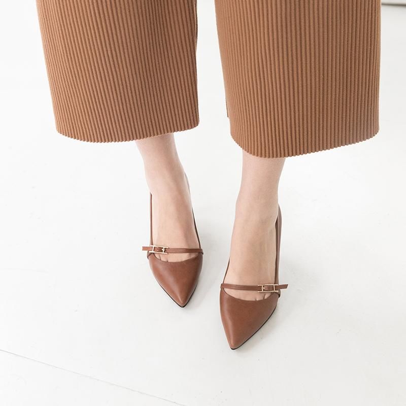 女人40岁以后，不管穿裤子还是裙子，少穿这3种鞋子，难看掉档次