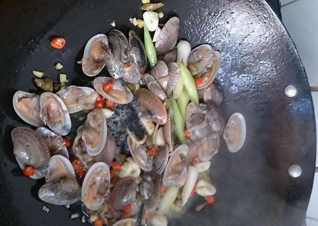  「把花甲」香辣花甲的做法，厨师长教你正确做法，肉质鲜嫩，麻辣鲜香