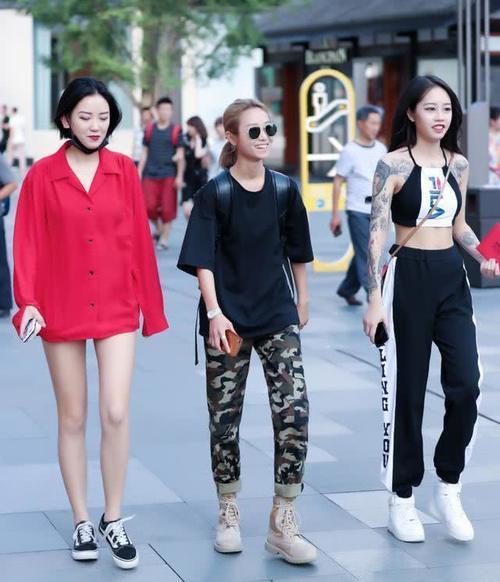 街拍：穿着紧身简约出门的小姐姐，优雅迷人凸显干练气质！