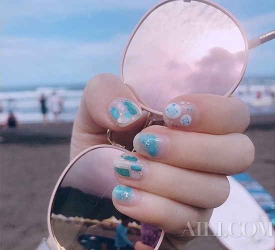 指甲颜色这样挑肤色立刻亮一号！