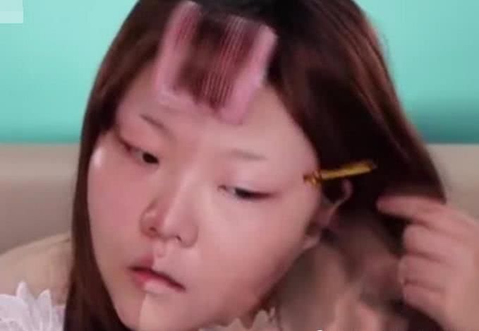 萌妹挑战“半脸妆”,却吓退了大批网友,另一边是“车祸现场”啊?