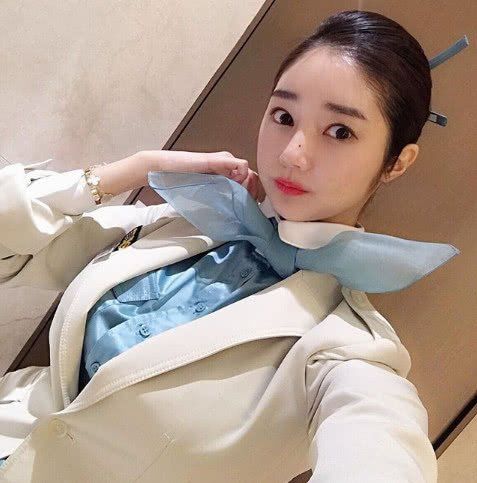 空姐健身练出完美腰臀比，一双长腿紧实有力，傲人身材展露无遗!