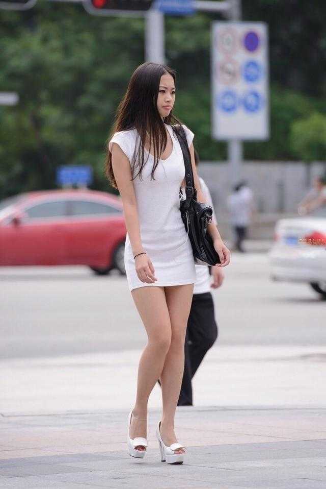 街拍包臀短裙美女小姐姐们的好身材