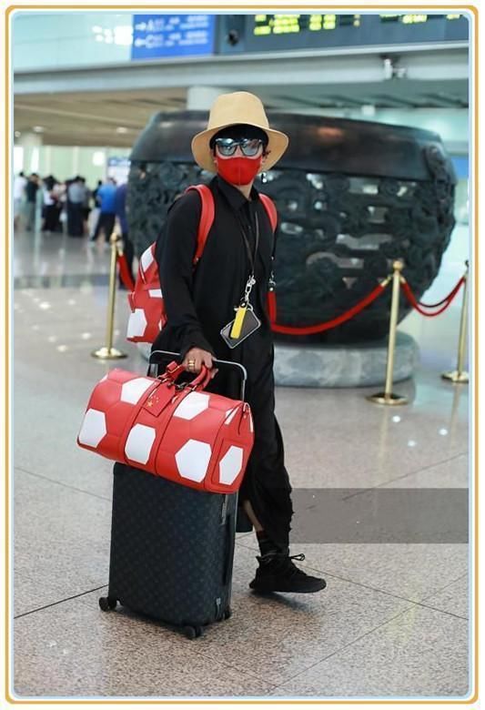 陈志朋衣品回归！一身黑色风衣帅气逼人，但网友注意力都在他包上