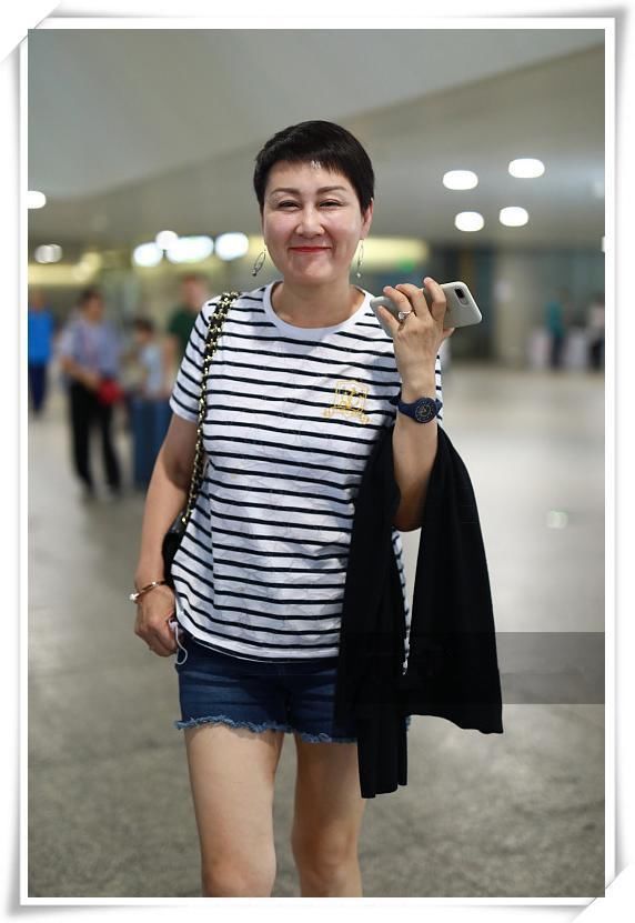 当56岁张凯丽穿上牛仔热裤，网友瞬间不淡定了，这身段只有26岁吧