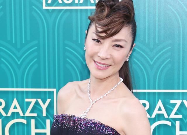 杨紫琼56岁都不见老，穿抹胸礼服气质惊艳，然而发型让我搞不懂