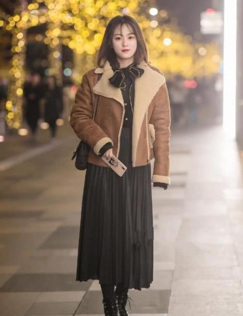  「棕色」街拍：身材苗条的美女，一件棕色短袖配浅色牛仔裤，青春活力气质