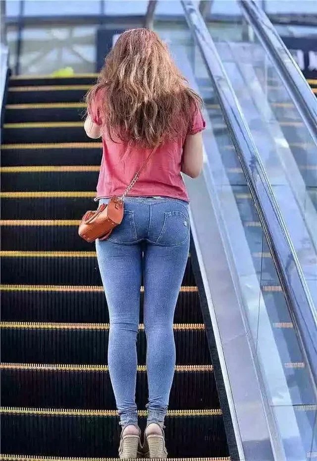 小姐姐夏季清爽穿搭，紧身裤塑造完美腿型，看背影就知道有多美