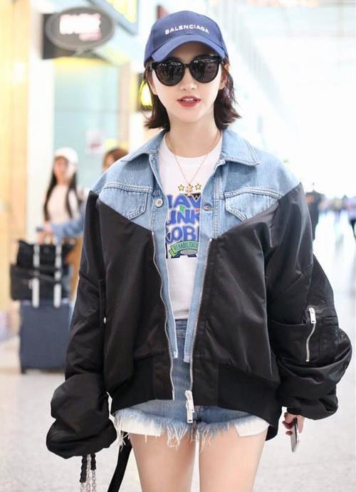 景甜穿拼接外套现身机场，她这身穿搭有个性又时髦，好看吗？