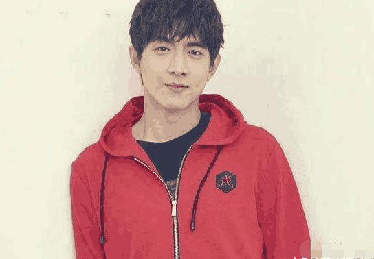 林更新否认已婚没用, 王丽坤婚戒已经戴上, 网友: 刚过完七夕就耐