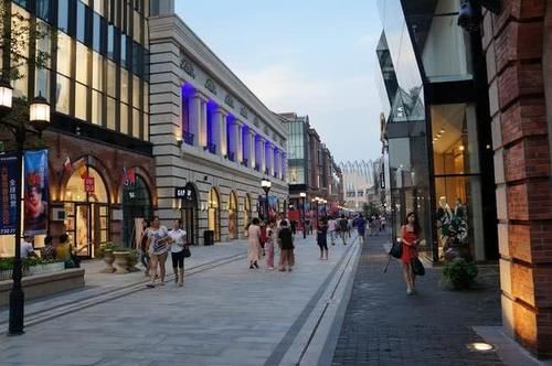  我国：世界上最长的步行街：耗资500亿长达1.5公里，就在我国