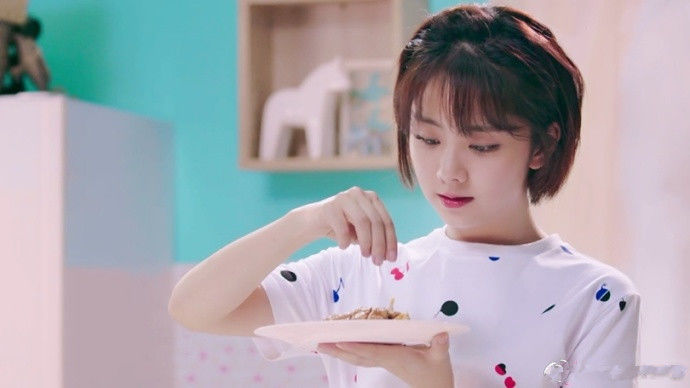 谭松韵穿连体短裤出席活动，腿被P出2米长，网友：能再假一点么