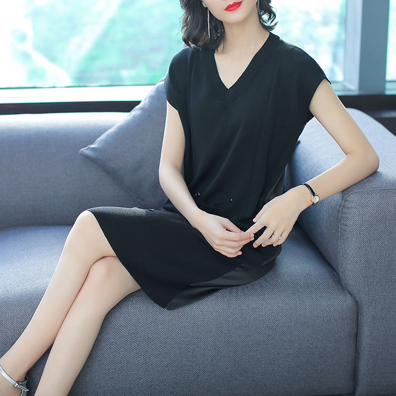 49岁老婆上班这样穿，高雅冷淡裙+高跟鞋，高挑减龄，真好看