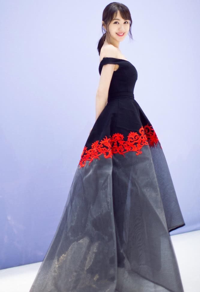 李菲儿穿一身三色裙亮相，一抹红色成亮点，造型别致很出彩!