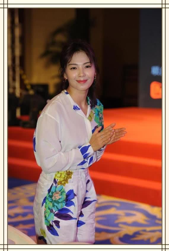 刘涛胆真肥，直接穿睡衣出席活动，网友：真想拿个熨斗给她烫平！