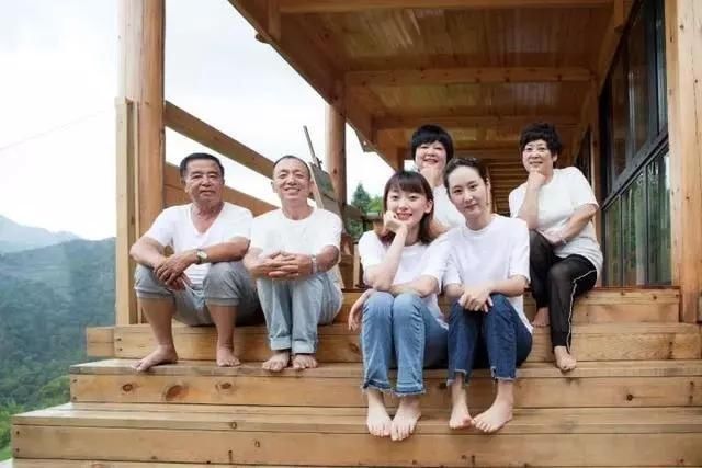  老桥@52岁的他为健康养老，跑大山里盖木屋，过上让人艳羡的生活