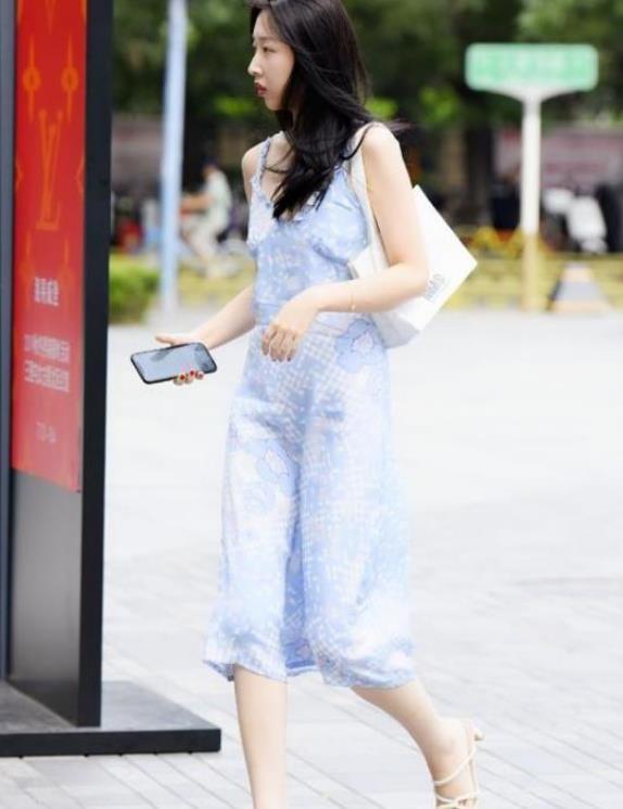 『设计』街拍美女曼妙身材的小姐姐,吊带裙的穿搭,增添女神范儿