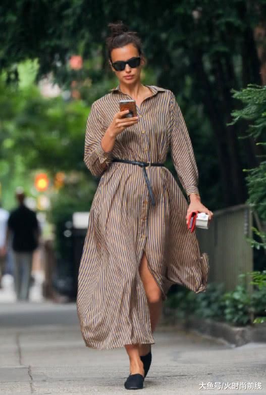 C罗超模前任穿条纹衬衫裙霸气出门 颜值气场比C罗现任好太多了