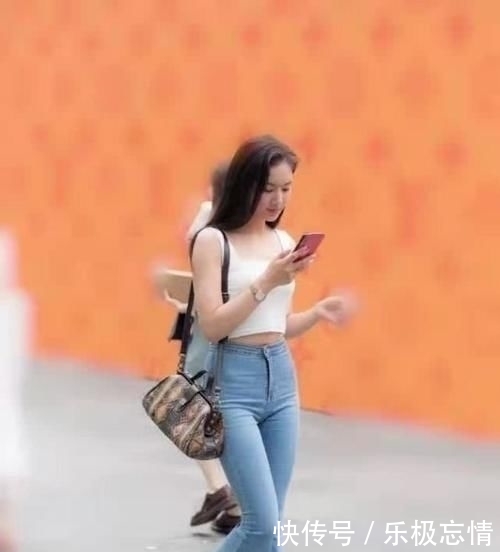 『 显得』尽显大长腿,身姿苗条让人羡慕!,小姐姐穿时尚喇叭裤