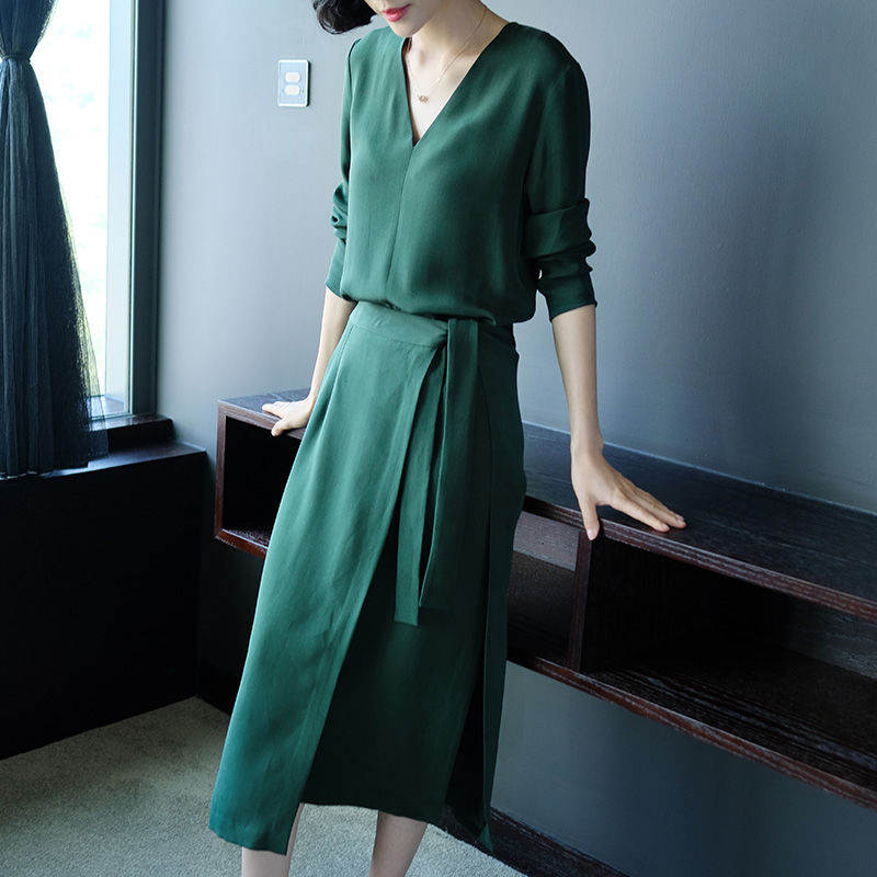 我50岁了，但我喜欢这样穿，高雅裙+尖头鞋，个个叫我美女