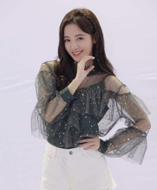 「搭配」鞠婧祎瘦的“营养不良”?骨瘦并不柴,穿抹胸亮相,身材依旧惹眼