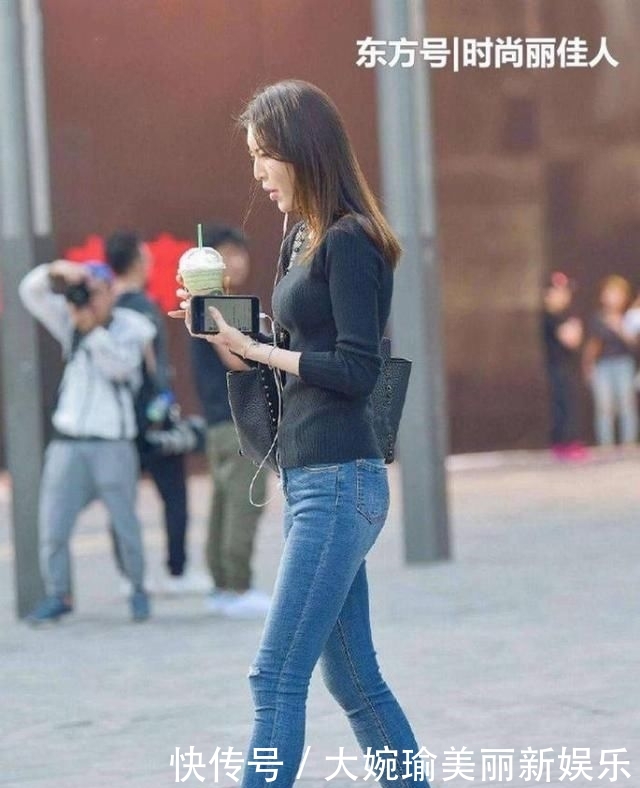  「紧身裤」女人都爱紧身牛仔裤，修身显瘦，搭配高跟鞋更加精致
