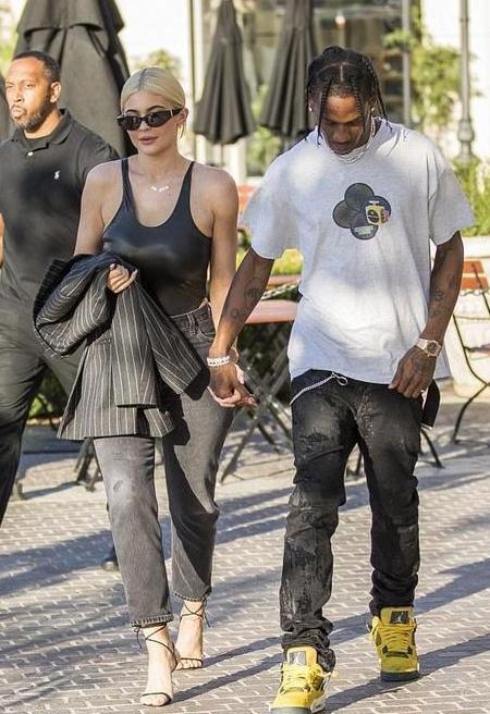 卡戴珊金小妹穿紧身衣，身材好夸张，却被身边黑人男友发型抢风头