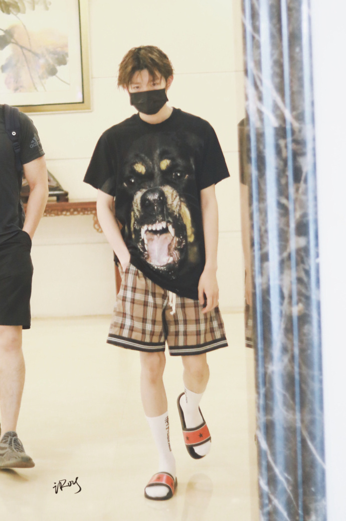 王源穿拖鞋搭配长袜很个性,但有人注意到长袜