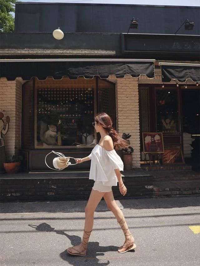 街拍：街拍 超有女人味的热裤美女