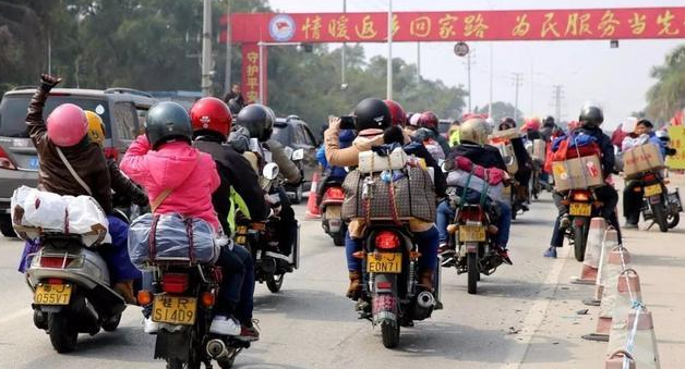  【农民工兄弟】春运已至，农民工骑摩托车返乡，专家：为何不坐