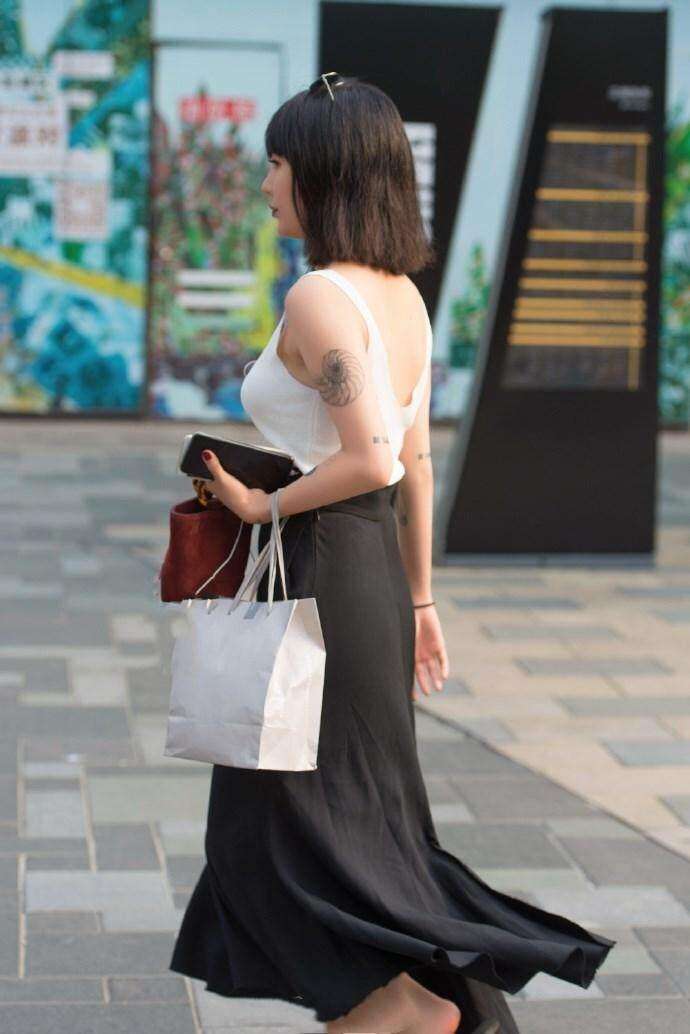 街拍: 只穿件背心的小姐姐, 冷艳的气质让人着迷