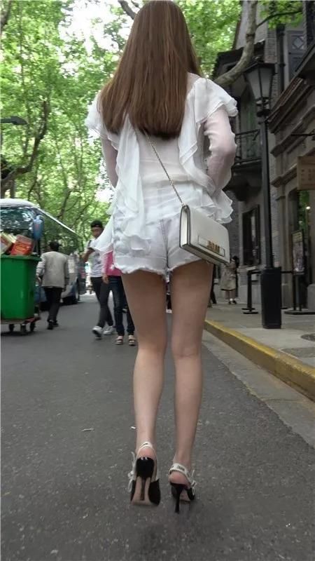 纯白雪纺衫搭配牛仔短裤，飘逸秀发绿叶相伴