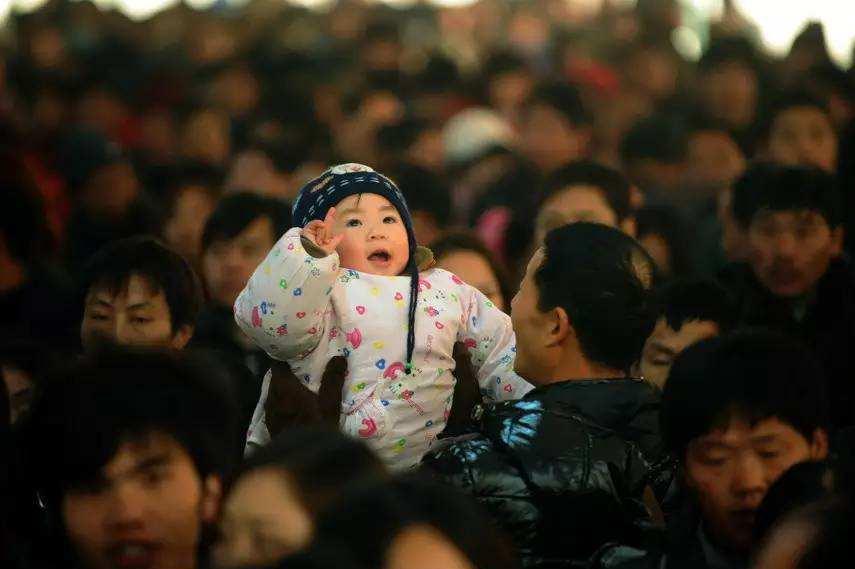 孩子太高被乘务员要求补票，爸爸接下来的举动，让周围的乘客无语