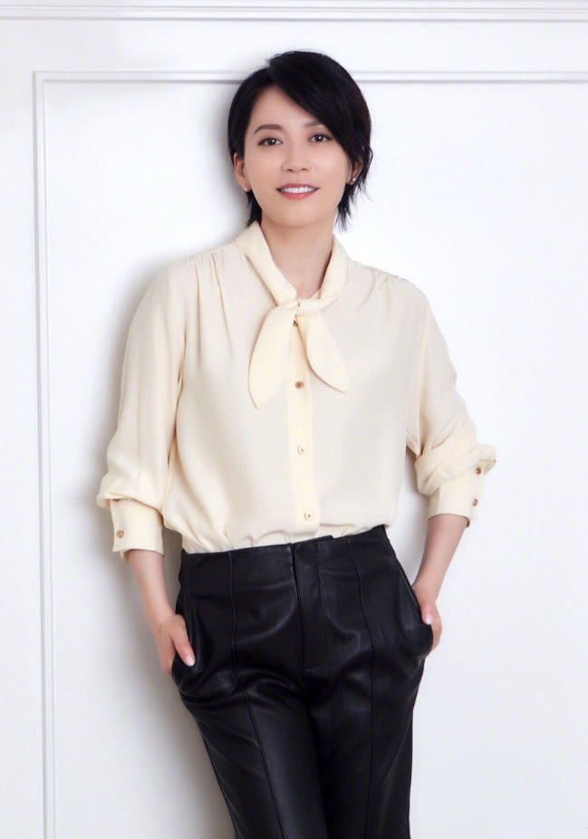 俞飞鸿穿错衣服瞬间矮了一截，请直接忽略腰部以下的裤子！