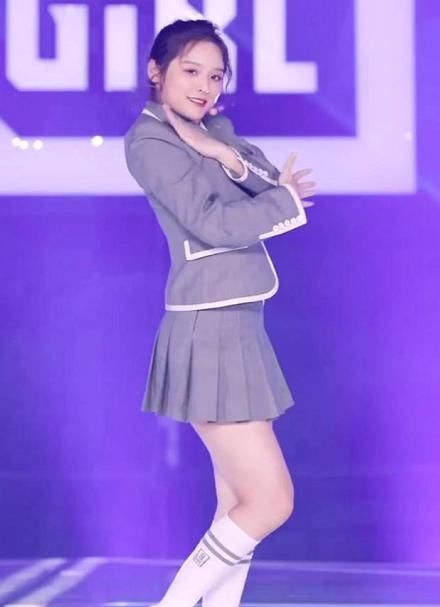 [学员]《青你2》学员录主题曲直拍都穿短裙，只有三人不一样，看到长相：难怪呢