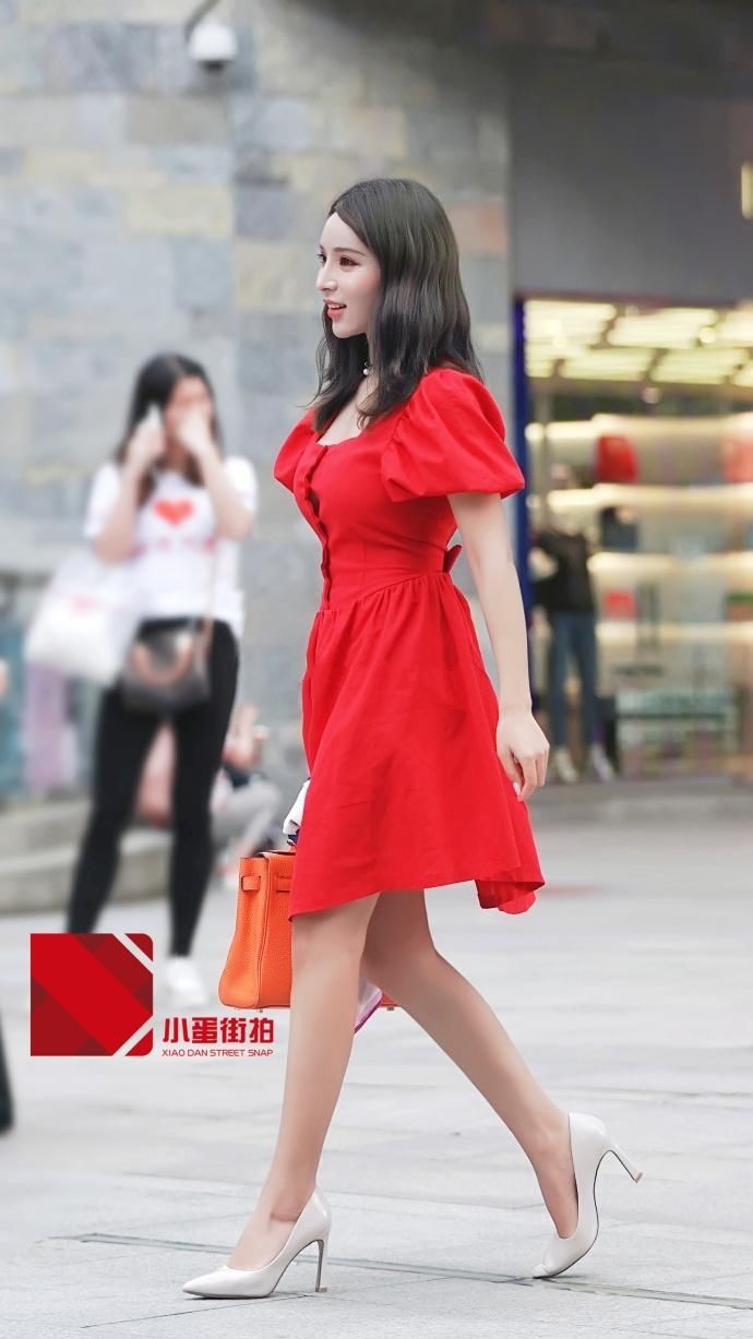 街拍:穿紧身长裤的美女们，拥有让人惊叹的好身材，太撩人!