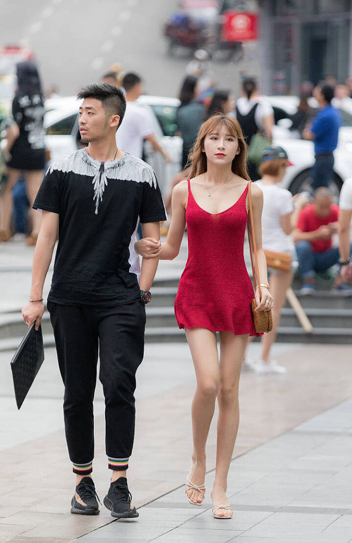 时尚街拍:身材好的小姐姐们,果然穿什么裙子都很好看!