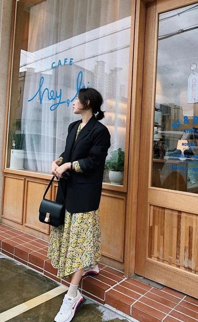  『复古』春天碎花裙穿搭：有气质才是最主要的