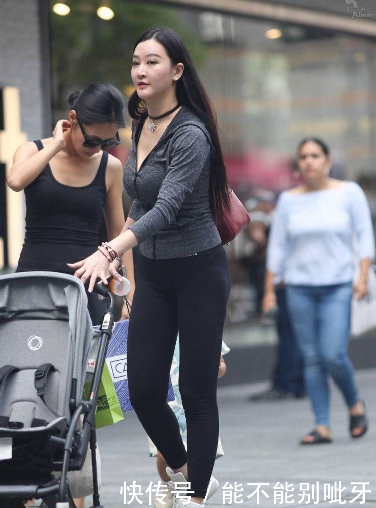 【紧身裤】街拍 时尚辣妈黑色紧身裤不仅仅显高显瘦, 还很有轮廓感!