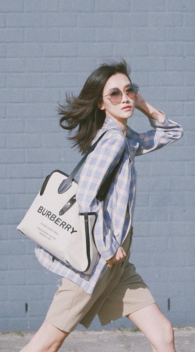  #能体现出#成熟女人不要再穿大地色了，亮色的服装更显女人味，优雅又气质