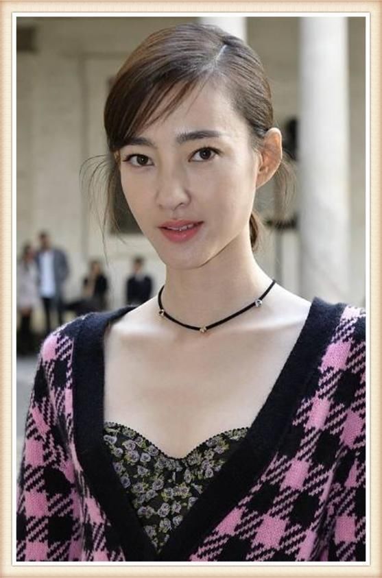 看了蒋梦婕穿抹胸装，再看看王丽坤，真想问林更新一句:后悔不?