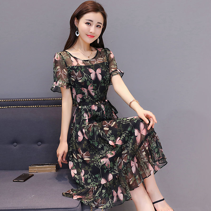 别再穿大妈装了?奔5女人推荐这种碎花裙，修身又显白，越穿越美