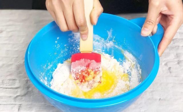 『面粉』一碗小麦面粉,好多个生鸡蛋,就能拿下这道超可爱的小甜点,膨松绵软还带夹心巧克力超好吃!
