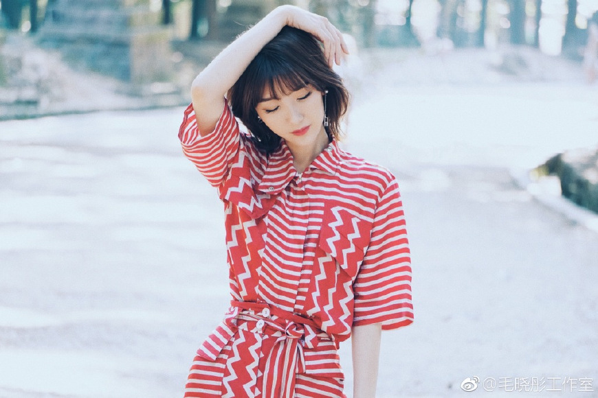 毛晓彤身穿条纹连体裤秀大长腿,165身高穿出2米的气场,美炸了!